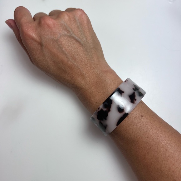 CJLA TORTOISE Cuff Bracelet - Resin Bracelet OS - Picture 4 of 10